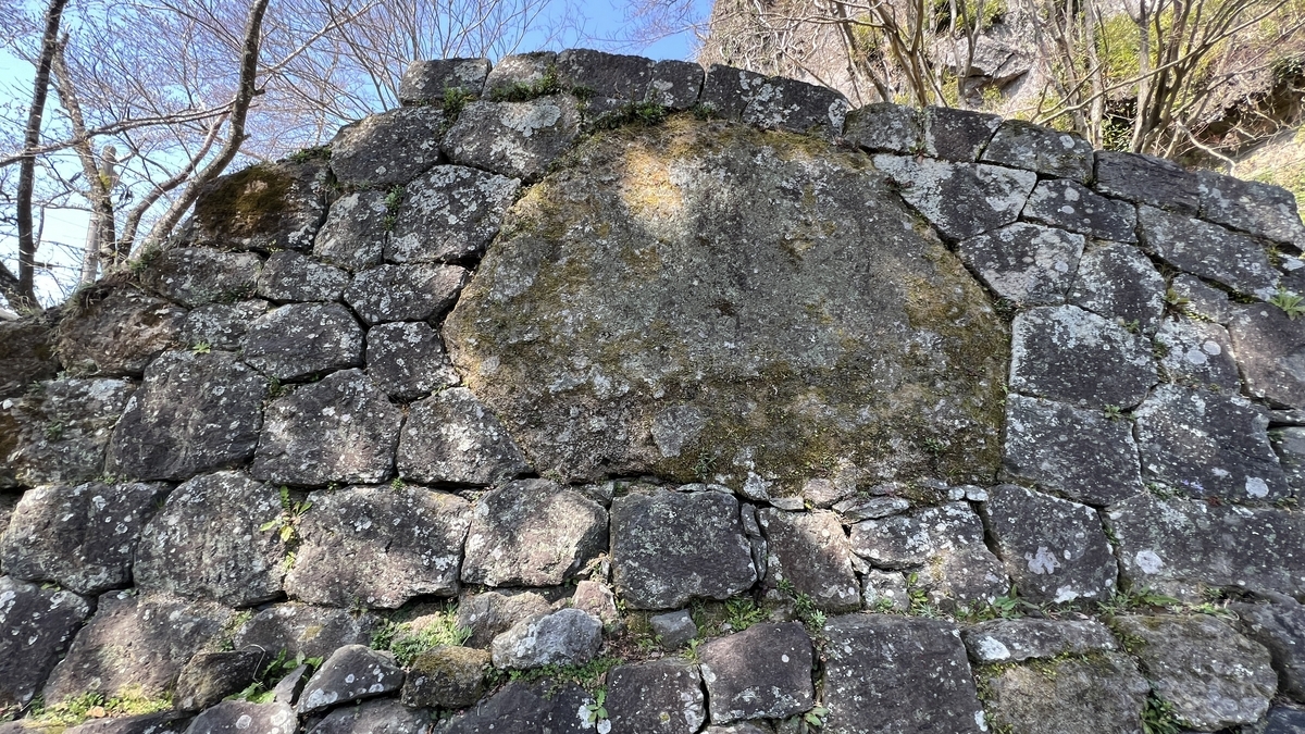 석벽으로 둘러싸인 이끼 낀 거울돌 정면