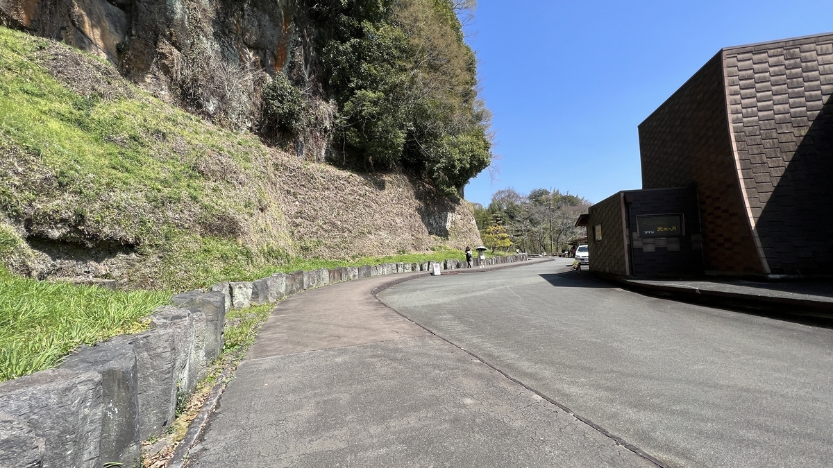 오카성 내 절벽을 따라 이어진 포장 도로