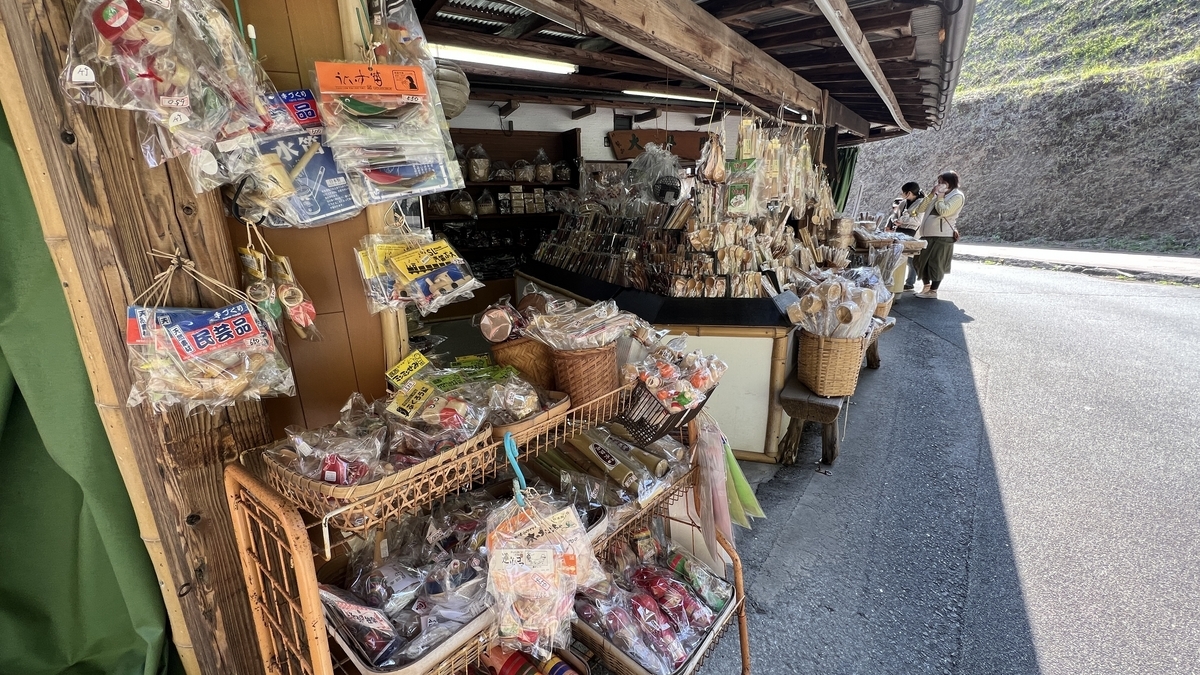 상점 앞에 진열된 대나무 공예품과 민예품 기념품