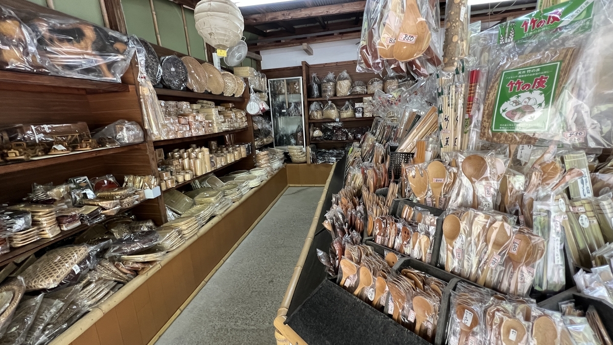 가게 안에 진열된 대나무 주방용품과 식기