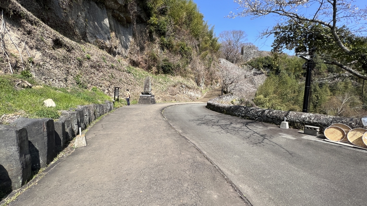 오른쪽 석벽과 함께 오카성 입구로 이어지는 오르막길