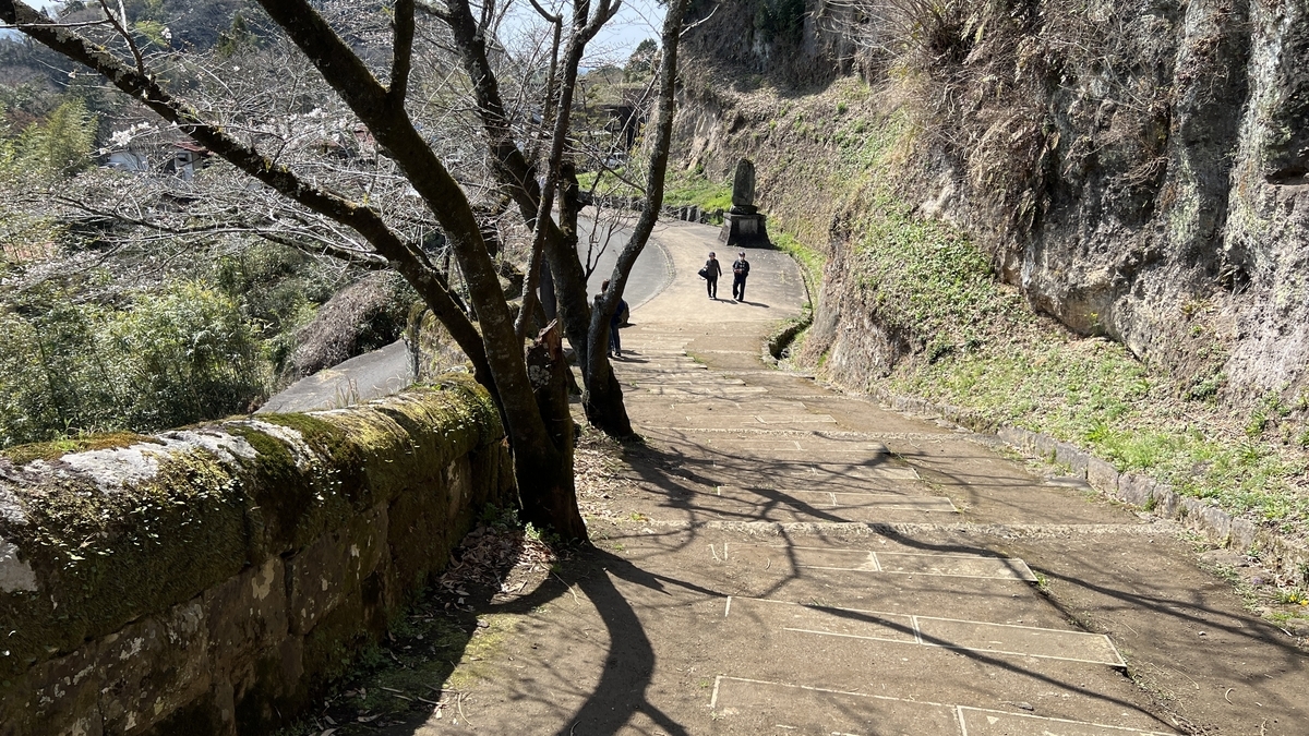 나무 그늘 아래 석벽을 따라 이어진 오카성 돌계단