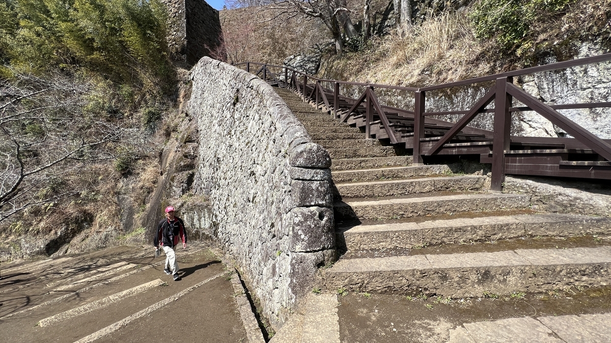 석벽을 따라 이어진 긴 계단과 나무 난간
