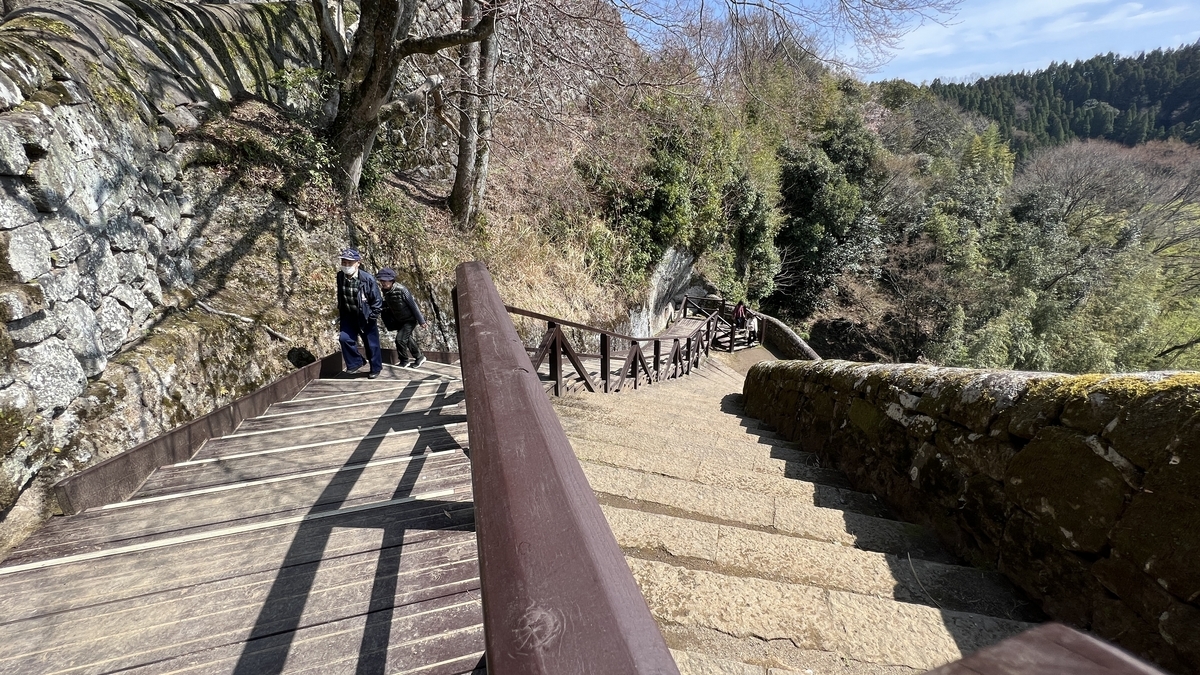 가파른 나무 계단과 돌계단을 내려다보는 풍경