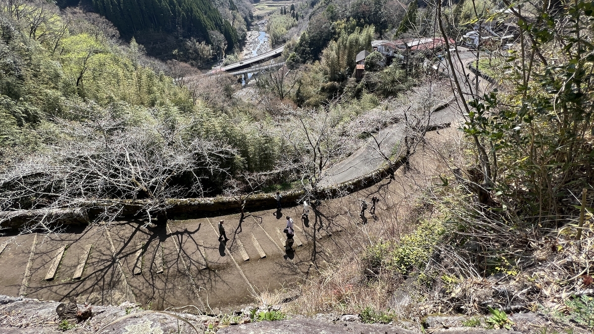 위에서 내려다본 돌계단과 계곡 산책로