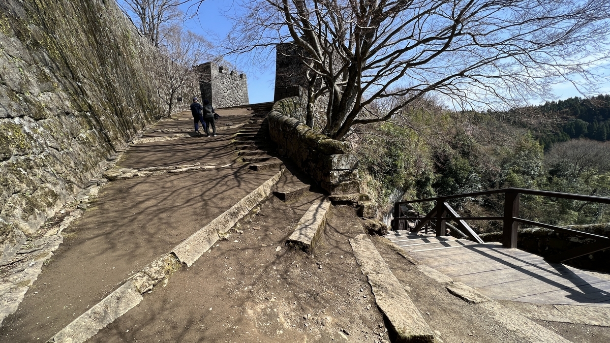 오테몬으로 향하는 돌계단과 나무 계단 갈림길