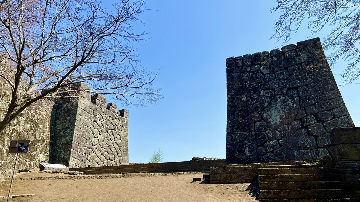 푸른 하늘을 배경으로 한 오테몬 유적의 거대한 석벽