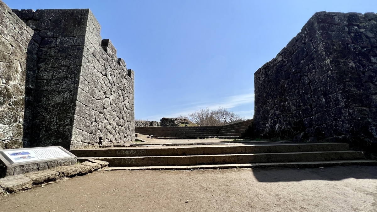 오테몬 유적의 석벽과 돌로 포장된 통로