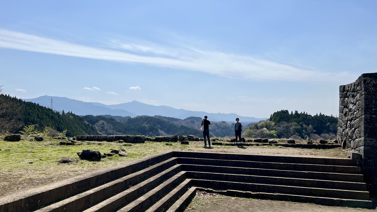 오테몬 너머 광장에서 바라본 산맥과 돌계단