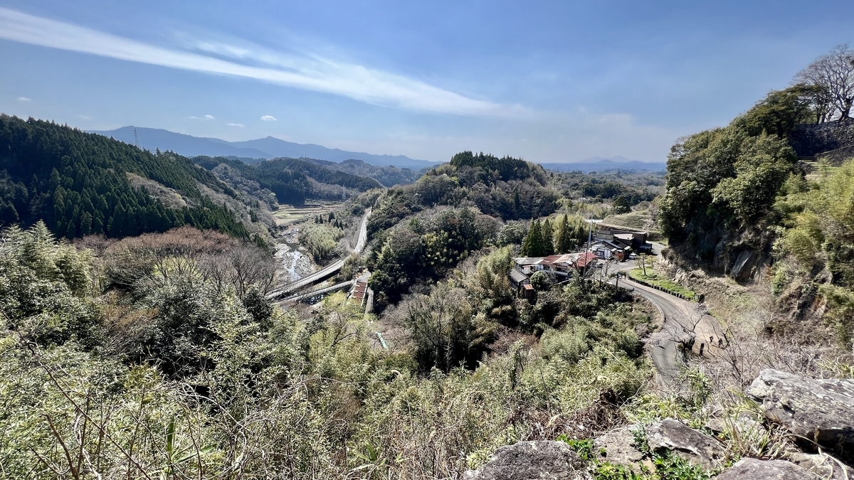 오카성 석벽에서 바라본 골짜기 마을과 도로