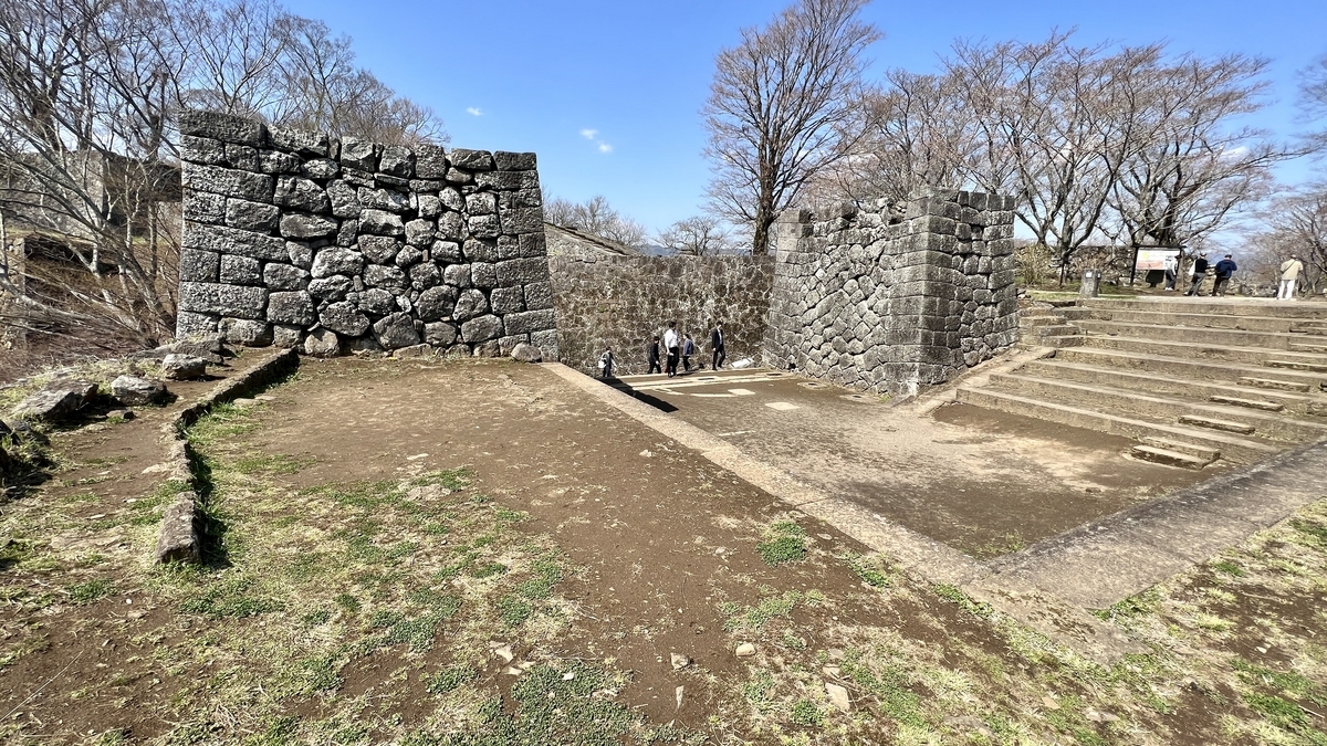 오테몬을 통과한 후의 마스가타 광장과 석벽