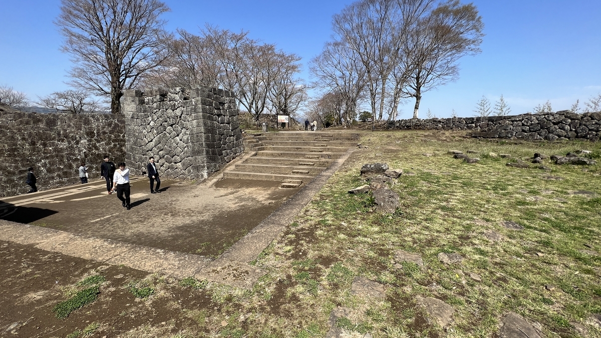 오테몬 앞 돌계단과 잔디 광장