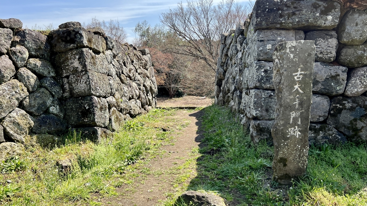 구 오테몬 터의 석벽 통로와 석기둥