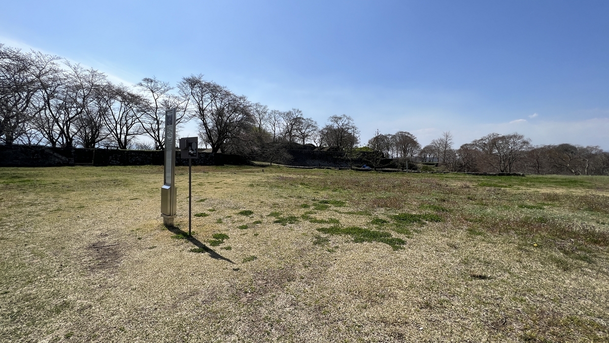 나카가와 다지미 저택 터의 넓은 잔디밭과 표지석