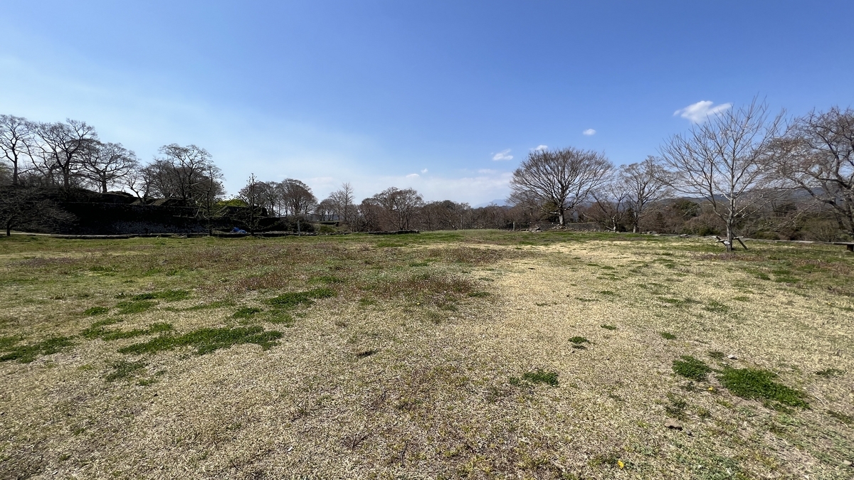 나카가와 다지미 저택 터에 펼쳐진 잔디밭과 나무들