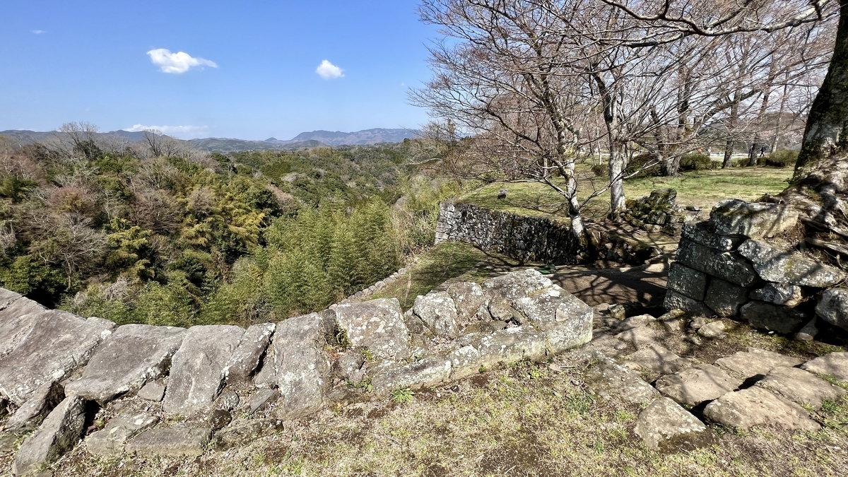 석벽 너머로 펼쳐진 계곡과 산맥 전망