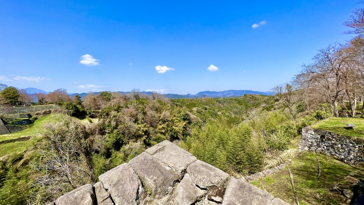 석벽 끝에서 바라본 깊은 계곡과 먼 산들