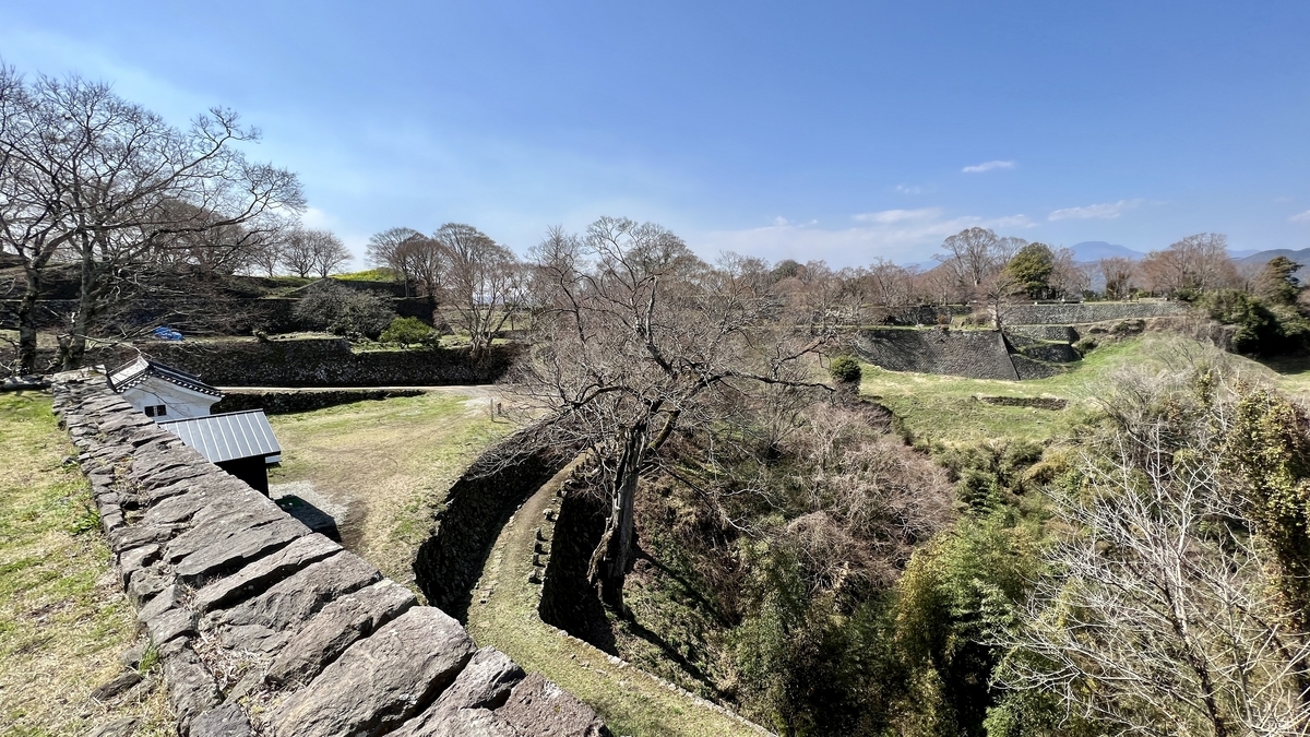 성곽 석벽과 광장을 내려다보는 전망