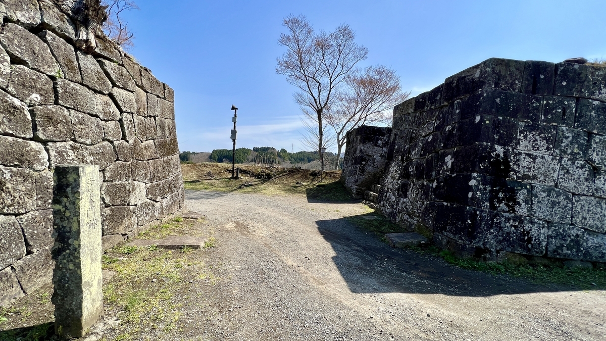 니시나카 시키리의 석벽 사이 좁은 통로