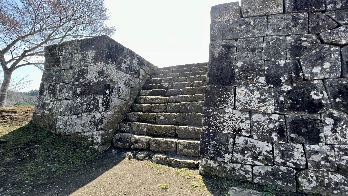 석벽 사이에 끼인 좁은 돌계단 통로