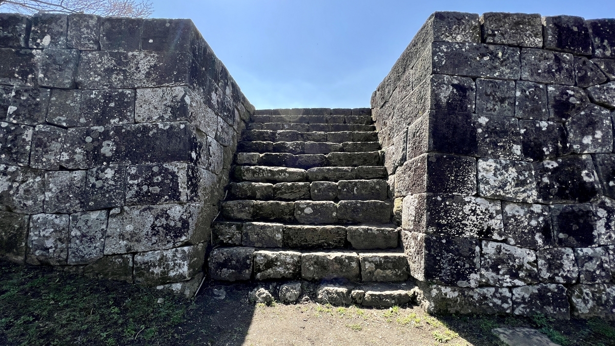 석벽 사이에 설치된 돌계단 입구