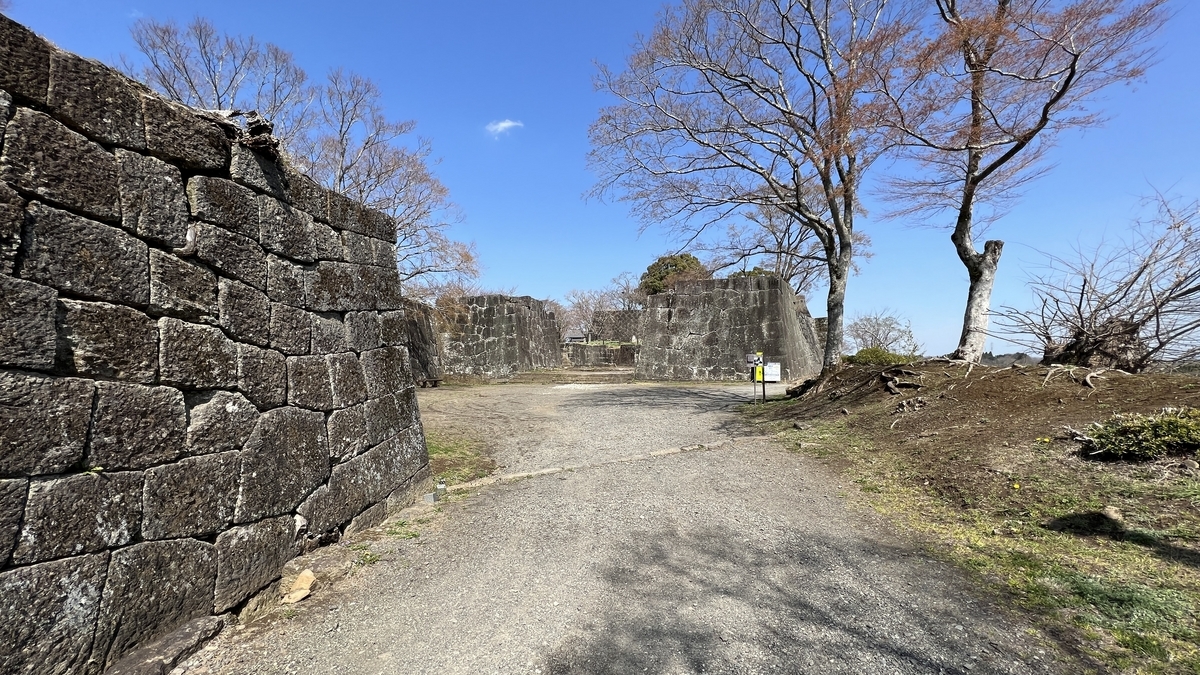 석벽으로 둘러싸인 굽은 통로와 열린 광장