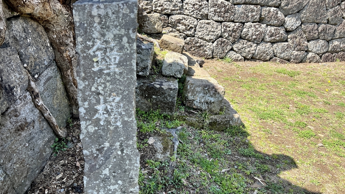종 망루 터의 석기둥과 석벽 모서리