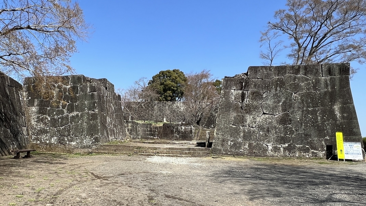 양쪽에 우뚝 솟은 석벽과 태고 망루 터 광장