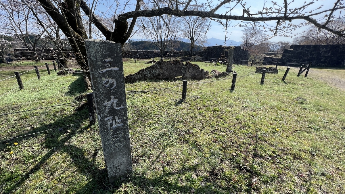 니노마루 터의 석기둥과 잔디 광장