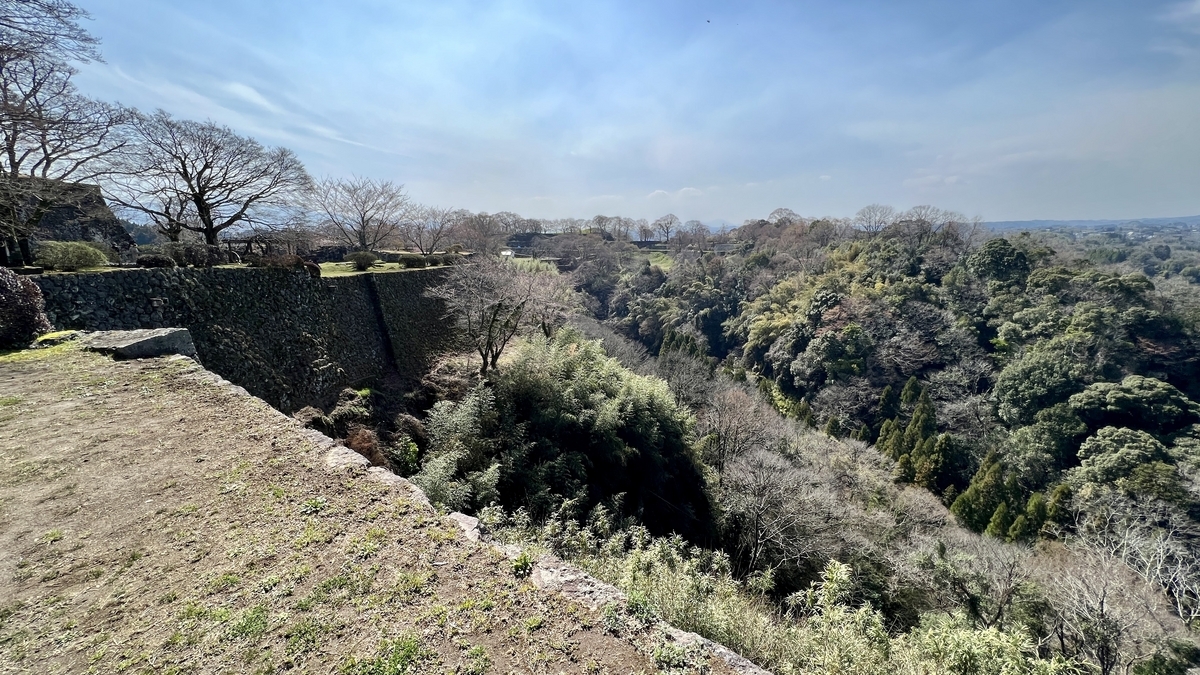 니노마루 석벽에서 내려다본 깊은 계곡과 숲