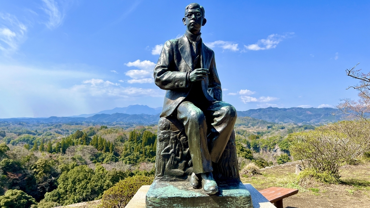뒤에 산맥이 펼쳐진 다키 렌타로 동상