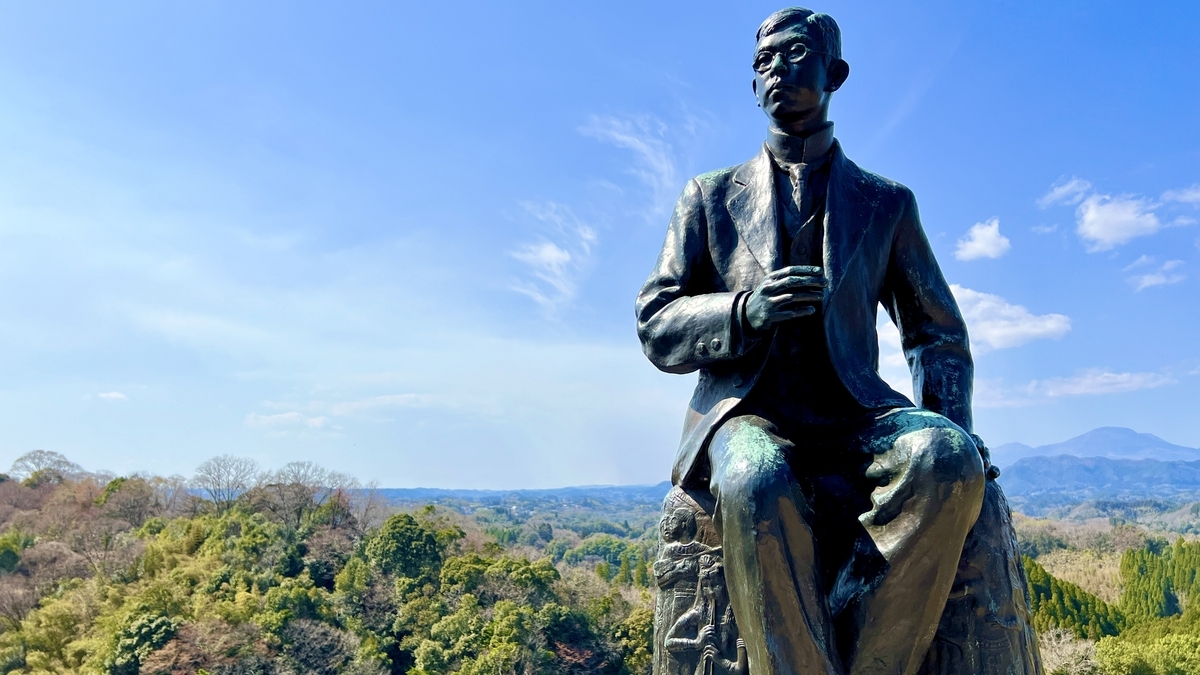 하늘을 배경으로 한 다키 렌타로 동상 상반신