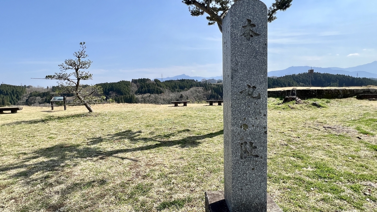 혼마루 터의 석기둥과 넓은 잔디 광장