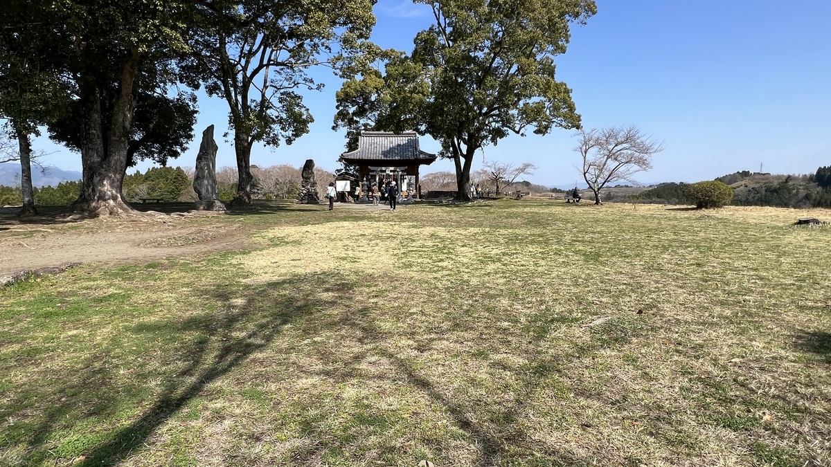 혼마루 터의 광장과 오카성 덴만구 신사