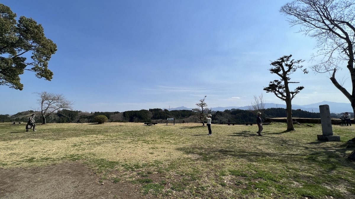 혼마루의 넓은 잔디에서 경치를 즐기는 방문객들