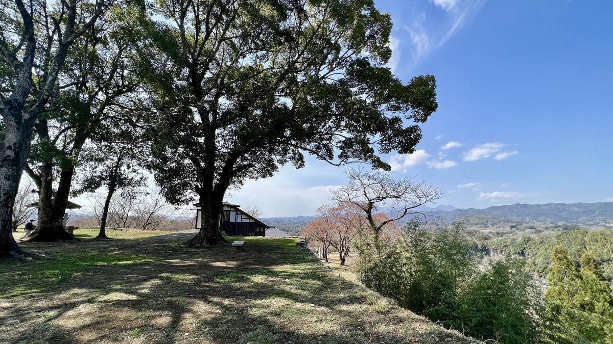 혼마루의 큰 나무 그늘과 계곡 전망