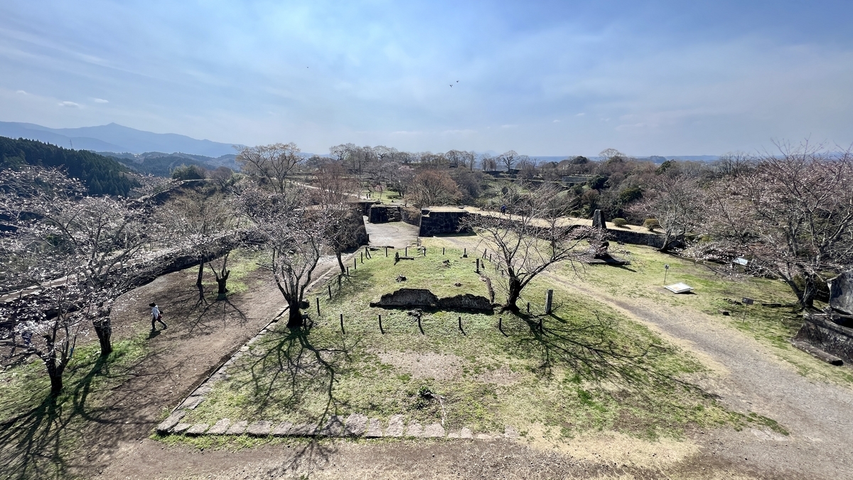 혼마루에서 내려다본 니노마루 터와 벚꽃 가로수