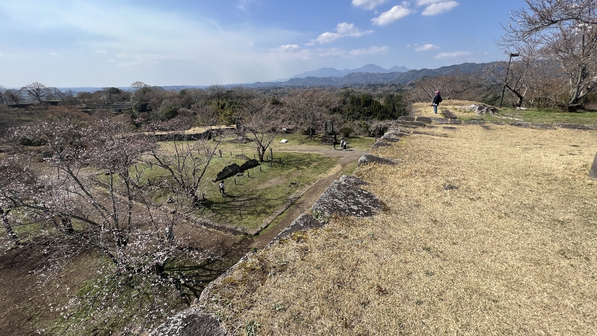 혼마루 석벽을 따라 내려다본 벚나무와 성곽