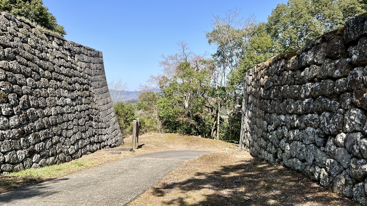 시모하라몬 터 석벽 사이의 경사로