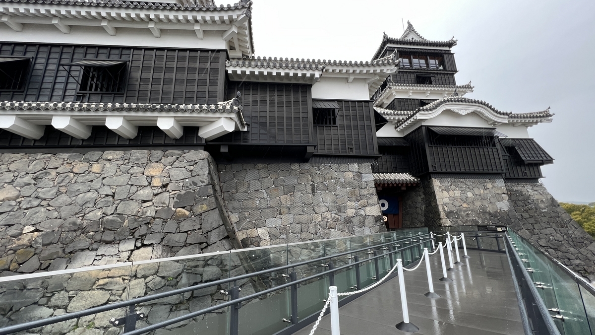 구마모토성 석벽을 따라 설치된 유리 난간의 배리어프리 슬로프