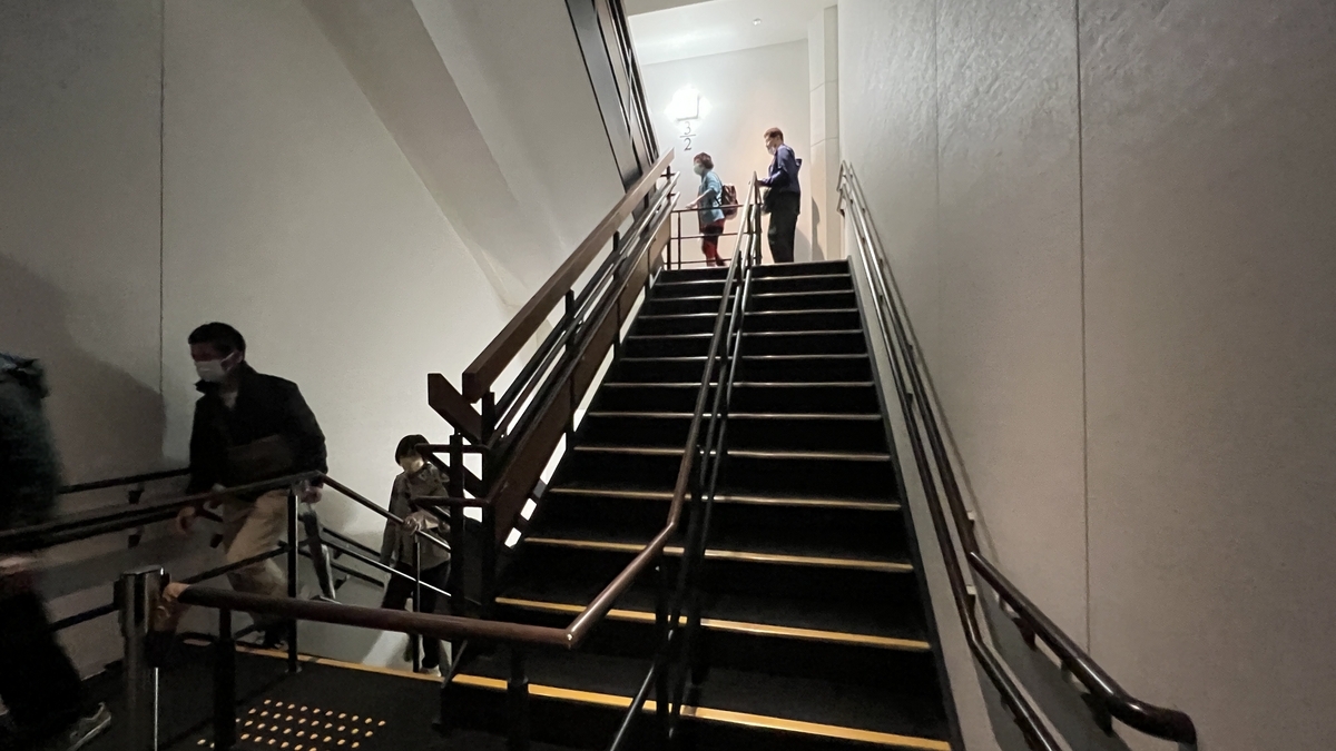 구마모토성 천수 내 일방통행 계단과 난간을 오르는 방문객