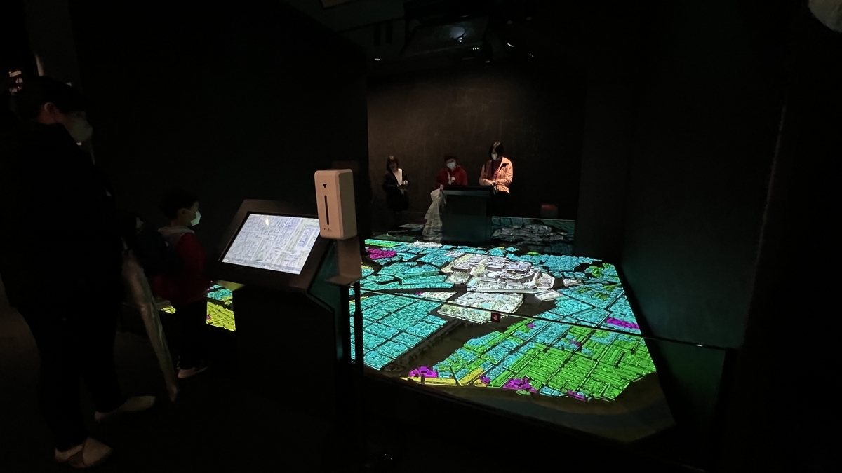 구마모토성 주변 지도 모형에 투영된 프로젝션 맵핑 전시