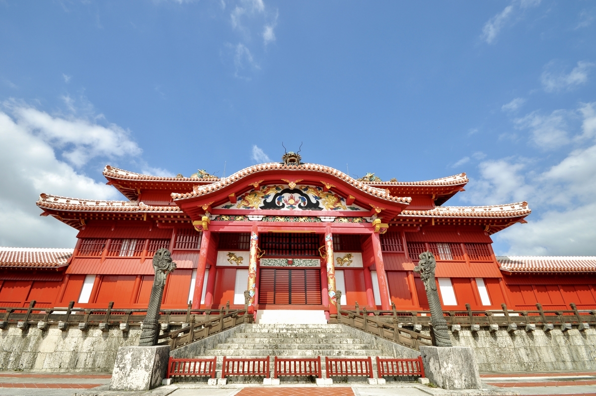 푸른 하늘 아래 빛나는 슈리성 정전 정면 전경