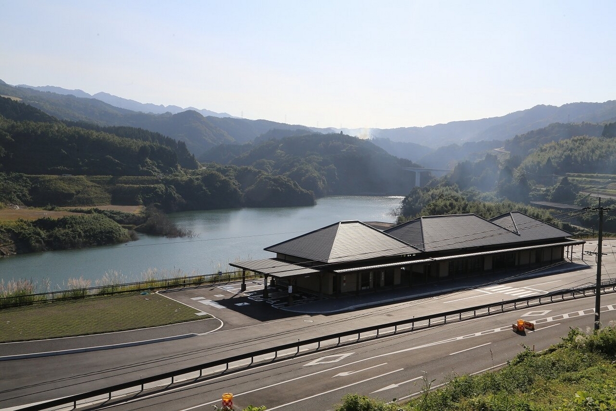 댐 호수와 산으로 둘러싸인 미치노에키 노쓰하루 외관