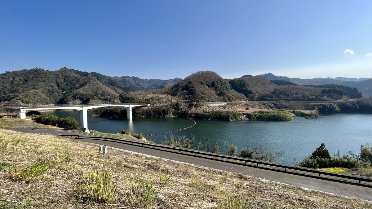 오이타가와 댐 호수와 흰색 다리가 보이는 노쓰하루 산악 경치