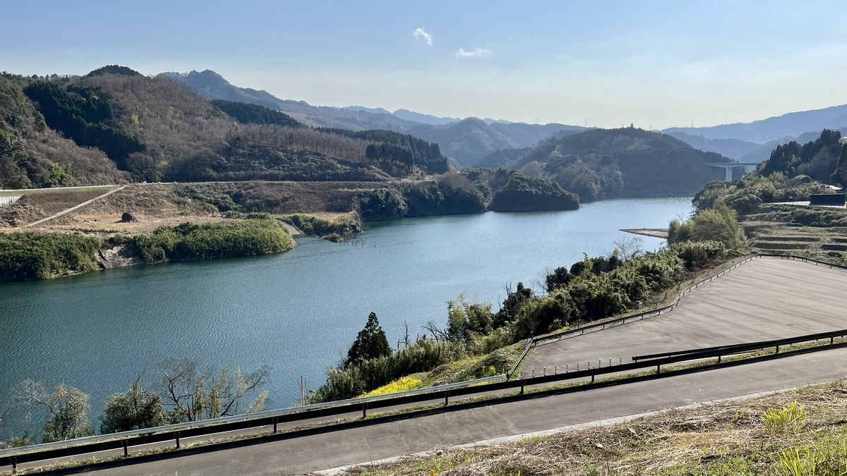 오이타가와 댐 호수 만과 산들이 펼쳐진 호반 전망