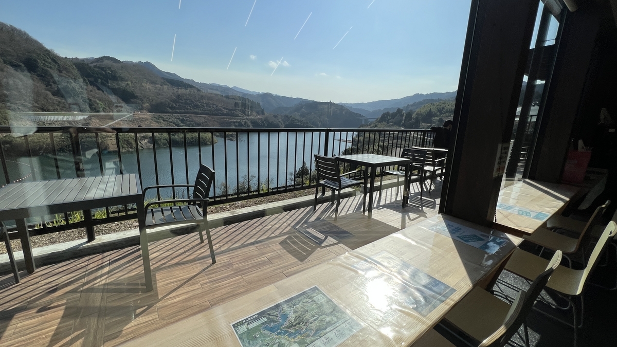 댐 호수가 보이는 미치노에키 노쓰하루 테라스 좌석과 야외 테이블