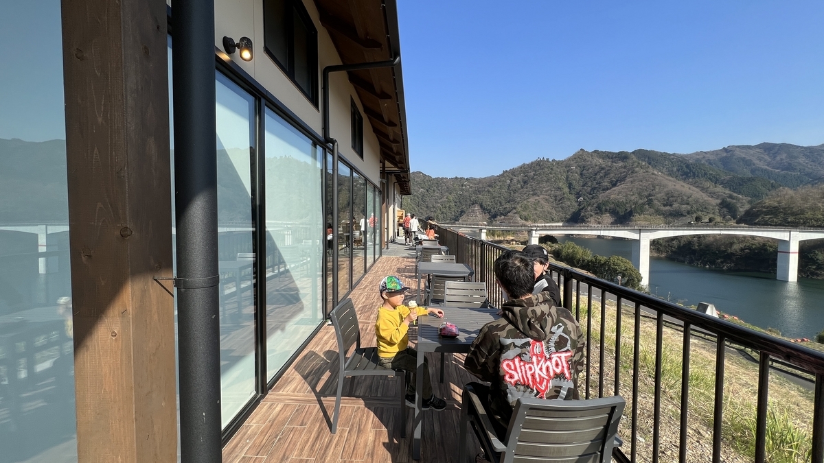 댐 호수와 다리를 바라보며 식사할 수 있는 미치노에키 노쓰하루 테라스 좌석