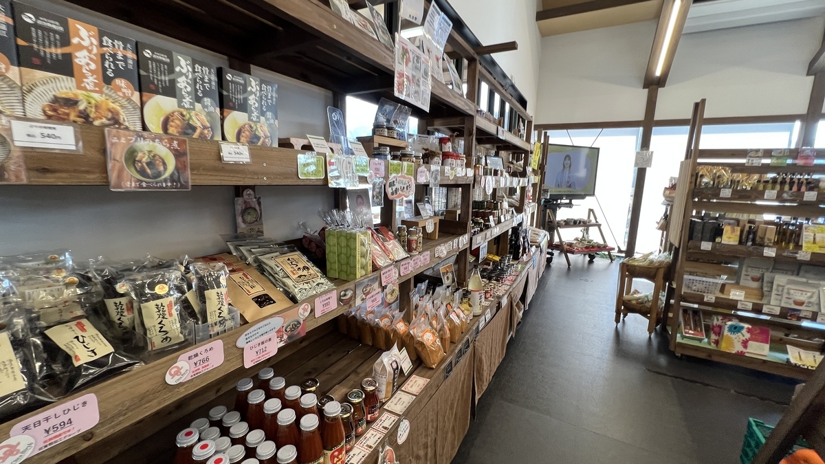미치노에키 노쓰하루 기념품 선반에 진열된 조미료와 가공품
