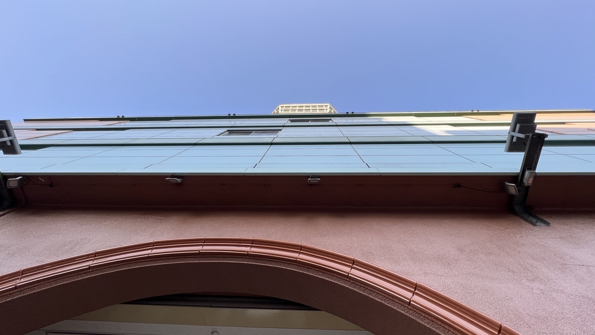 从别府塔入口仰望外墙和展望台部分